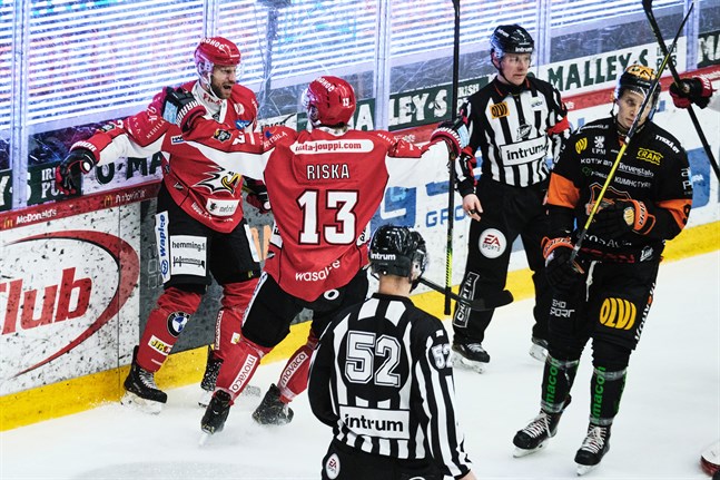 Bröderna Filip och Erik Riska firar Sports första mål för kvällen.