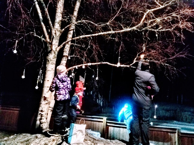 Under tisdagen tillverkades ett reflexträd i Öja.