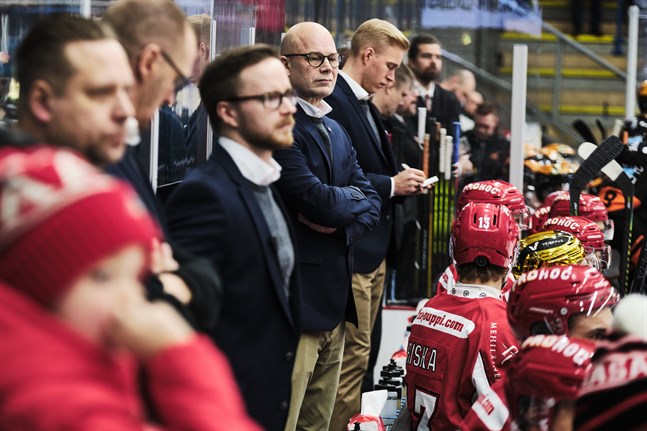 Sports chefstränare Risto Duvfa (i mitten) får ett välbekant ansikte med sig bakom tränarbänken till nästa säsong.