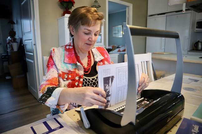 Ruth Bertlin gör sina böcker från början till slut, förutom att hon låter trycka sidorna. Här binder hon in ett exemplar hemma i Kvevlax.