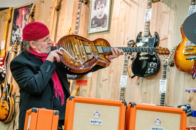 Hannu Lindblom på Jakobstads musik säger försäljningen i vår gått över förväntan med tanke på omständigheterna.