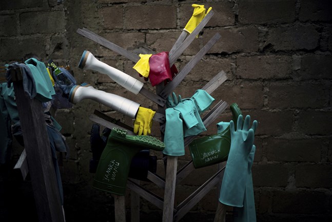 Hjälparbetare som behandlat ebolapatienter har hängt gummihandskar och stövlar på tork vid en ebolamottagning i Kongo-Kinshasa. Arkivbild.