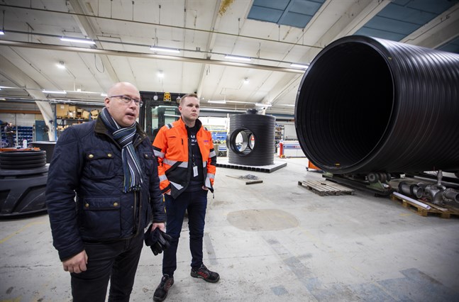 Kari Karjalainen och Teemu Äystö berättar om de projekt som Uponor Infra har runt om i världen.