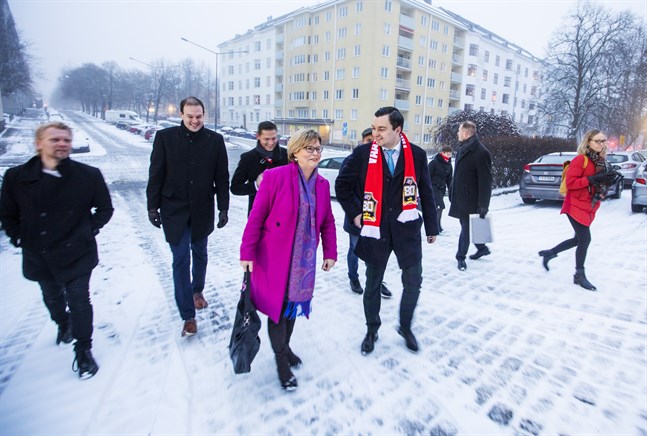 Sari Tanus från Kristdemokraterna diskuterar med SFP:s Joakim Strand under en promenad från Hotell Scandic till Vasa hovrätt.