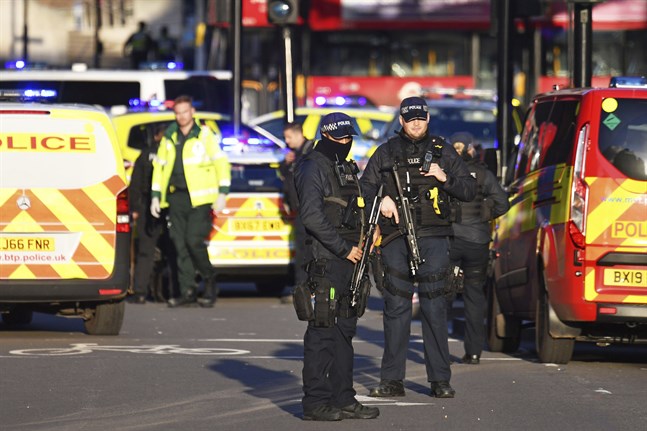 En stor polisinsats pågår på London Bridge i London.