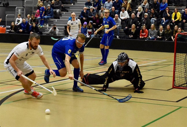 Ronnie Ludén (9) och Artturi Porko kämpar i närheten av hemmamålet som vaktas av Jari Koski-Vähälä.