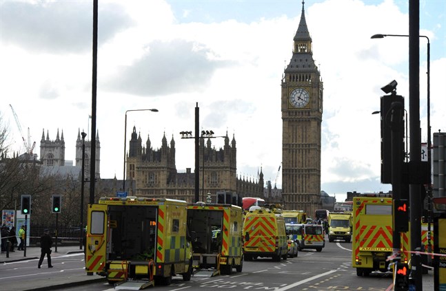 Londons ambulanstjänst hade en stor närvaro på platsen.