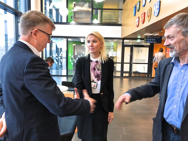 Klartecken för labbaffär. Ari Miettinen, vd på Fimlab, skakar hand med Marina Kinnunen och Michael Luther efter att fullmäktigemötet gett grönt ljus för affären.