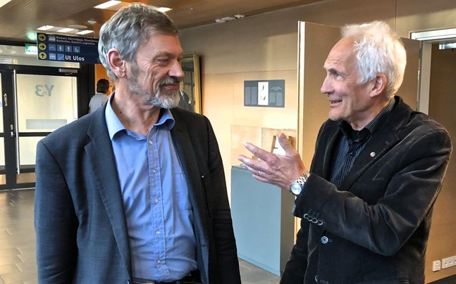 Michael Luther (SFP) i diskussion med Per Hellman (SDP) efter fredagens fullmäktigemöte med Vasa sjukvårdsdistrikt. På sidan står Viktor Kock (SDP).
