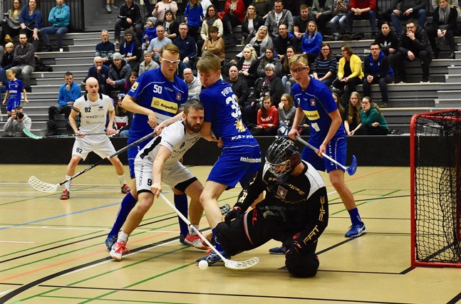 Målvakten Jari Koski-Vähälä noterades för 30 räddningar när Nibacos vann i Vasa. Bilden från höstens match mot Blue Fox.