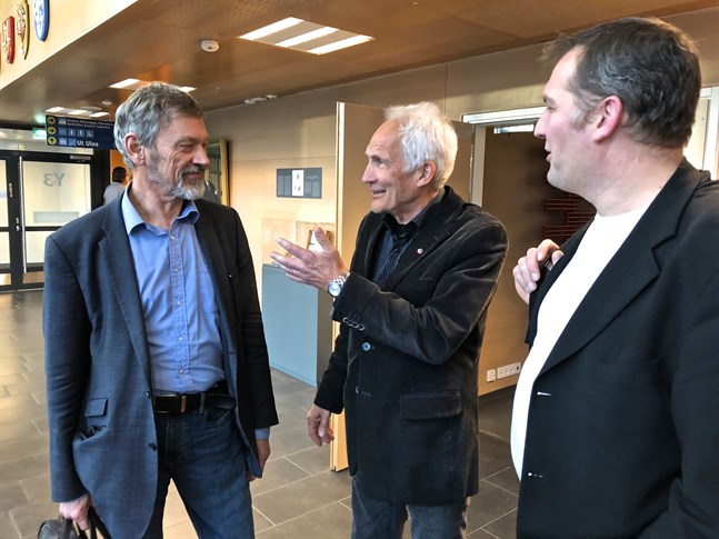 Michael Luther (SFP) i diskussion med Per Hellman (SDP) efter fredagens fullmäktigemöte med Vasa sjukvårdsdistrikt. På sidan står Viktor Kock (SDP).