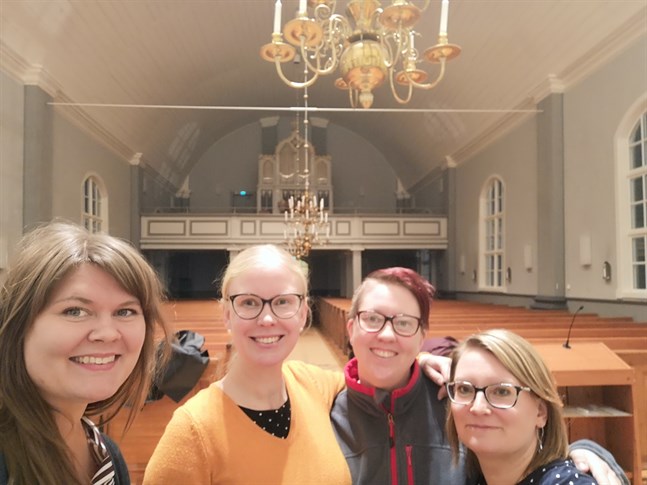 Kvartetten Nice Noise från Pörtom ger i kväll sin första egna konsert – en julkonsert i Pörtom kyrka. Från vänster Emelie Sved, Annika West, Linda Högback och Maire Niemi.