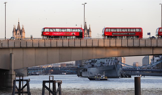En polisbåt på Themsen, och övergivna bussar på London Bridge, efter fredagens dåd.