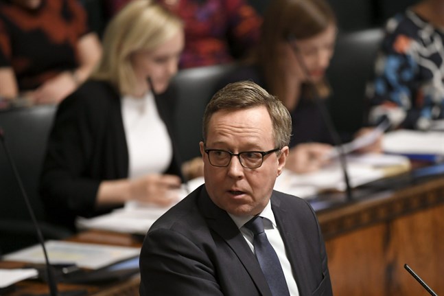 Finansminister Mika Lintilä (C) vill veta vad statsminister Antti Rinne (SDP) visste om de 700 postsorterarna som tvingades byta kollektivavtal.