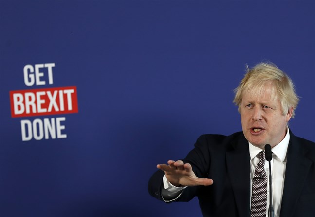 Storbritanniens premiärminister talar under en presskonferens i London.