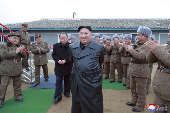 Ett foto på Nordkoreas diktator Kim Jong-Un, som enligt landets hårt styrda medier här reagerar med tillfredsställelse på veckans robottester.