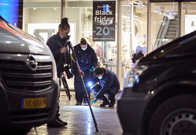 Tekniker på plats efter fredagens knivattack i Haag.