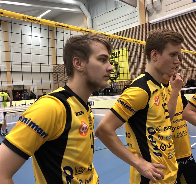 Passaren Anton Välimaa (t.v.) prisbelönades i Tiikerit. Hans svåra servar vände matchens tredje set. Rami Rekomaa till höger.