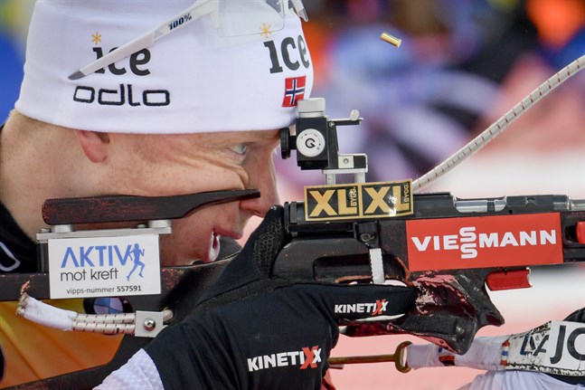 Norges Johannes Thingnes Bø under söndagens män 10 km sprint i världscupen i skidskytte i Östersund.