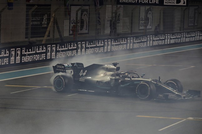 Lewis Hamilton spinner runt i sin Mercedes för att fira sin seger i Abu Dhabi.