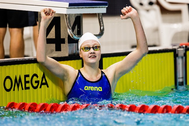 Fia Stenman, 15, deltog i NM i simning i svenska Väsby 3–5 december – och kom hem med en medaljtrippel.