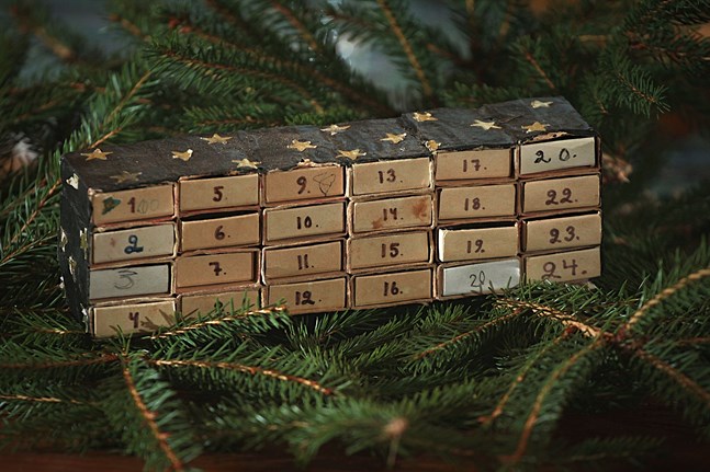 Julkalendern är cirka 40 år gammal. Den har limmats några gånger men är fortfarande i användning.