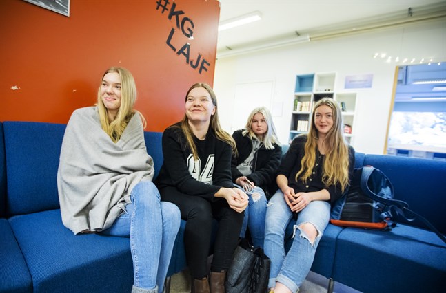 Julia Richardsson, Anna Kålax, Sofia Fogström och Noora Niemelä trivs i Korsholms gymnasium. De upplever att sammanhållningen är god och att det inte finns någon press.