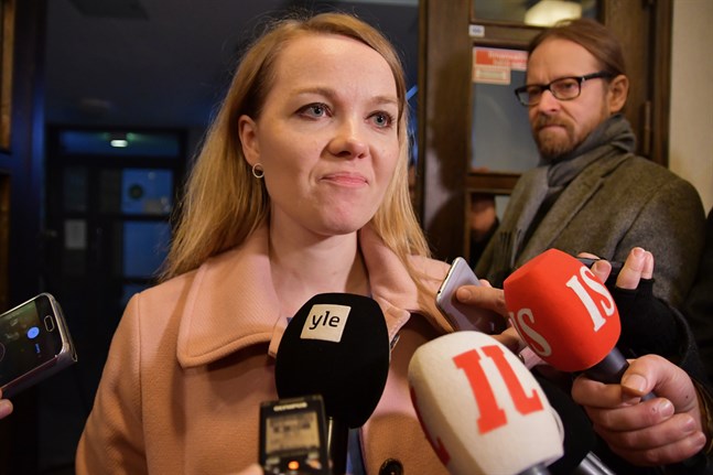 Centerns ordförande Katri Kulmuni talade med pressen efter partistyrelsens möte på måndagen.