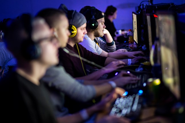 Bilden är från ett lanparty i Pixnehallen i Malax. Botnia Lan väntas locka hundratals spelare.