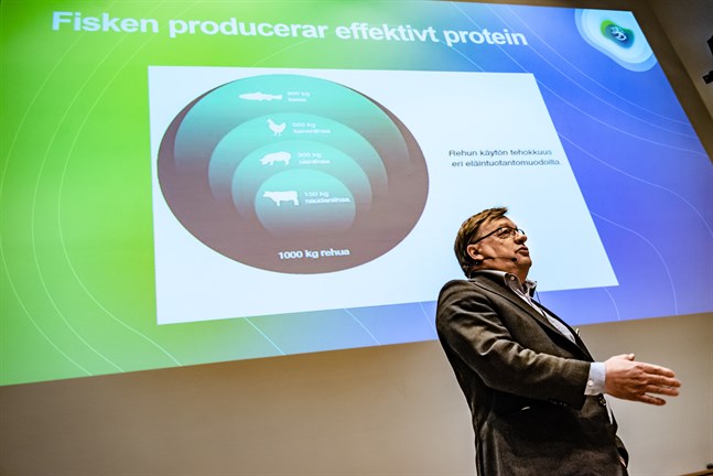 Kari Ranta-aho, fiskerichef vid Egentliga Finlands NTM-central på seminarium om fiskodling.