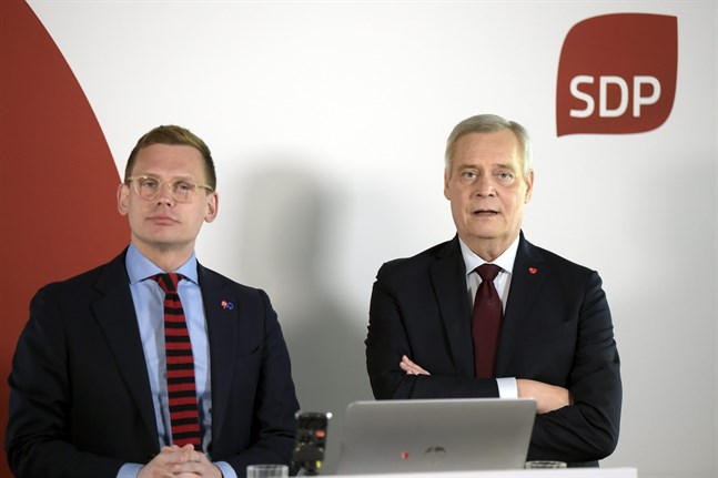 Partisekreteraren Anton Rönnholm och statsministern Antti Rinne kommenterade mötet för medierna strax före klockan 22.