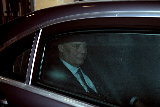 Statsminister Antti Rinne lämnade regeringens möte vid midnatt.