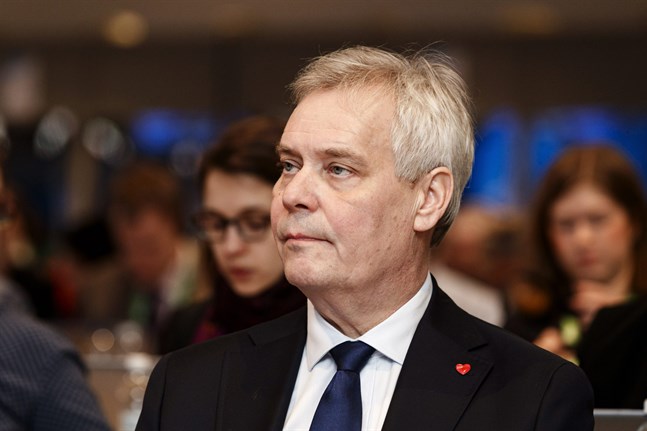 Antti Rinne har inte längre Centerns förtroende.