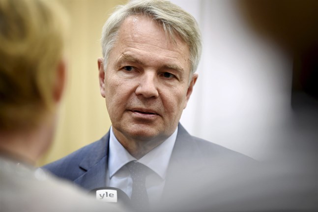 Utrikesminister Pekka Haavisto (Gröna) har råkat i blåsväder efter rykten om att han pressat en tjänsteman på Utrikesministeriet att bryta mot lagen.