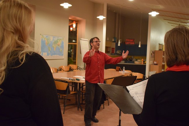 Alasdair ”Alex” Pollock dirigerar The Cantet när de sjunger engelska julsånger. The Cantet har framträtt över 60 gånger sedan 1997, inklusive 22 gånger på English Carol Service.