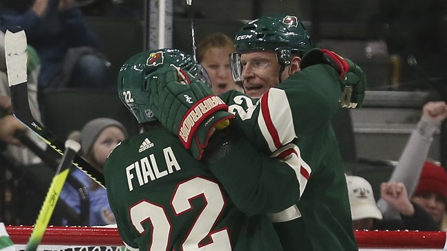 Mikko Koivu (höger) kramar om sin schweiziske lagkamrat Kevin Fiala efter 1–0-målet mot Dallas. Finländarens assist innebar hans 700:e poäng i NHL.