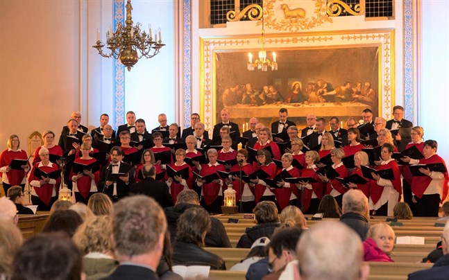 Församlingens kyrkoherde Daniel Norrback var en av solisterna på adventskonserten, som arrangerades av Lappfjärds damkör och Lappfjärds manskör i Lappfjärds kyrka på lördagskvällen.