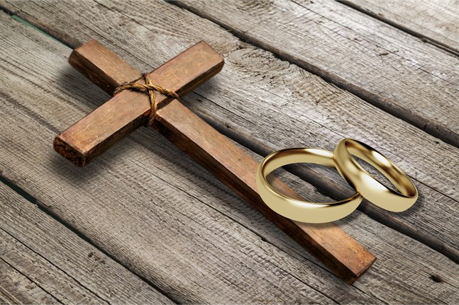 Många traditionellt troende präster funderar nu på huruvida de kan fortsätta i en sådan kyrka som vill börja förrätta samkönade vigslar och välsignelser, skriver Marko Sjöblom.