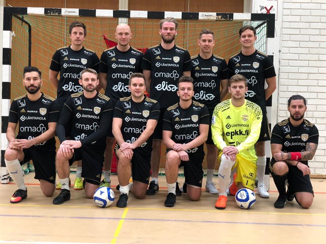 Här är segrarlaget. Uppe från vänster: Tony Lund, Jonas Granfors, Kevin Peth, Kim Böling, Jacob Åbonde. Nere från vänster: Vanja Pobor, Richard Dorman, Ludwig Siegfrids, Edis Elkaz, Semso Mujkic, Bekir Kadic.