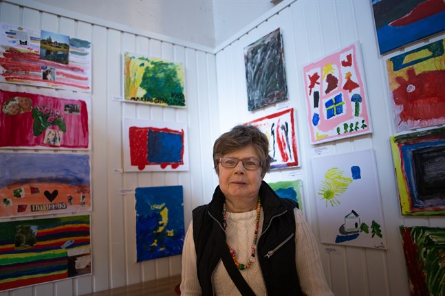 Marina Othman är en av konstnärerna som ställer ut på FDUVs konstutställning i Saluhallen. Hennes målning föreställer en dröm hon hade om en brinnande äng och är den andra tavlan uppe till vänster.