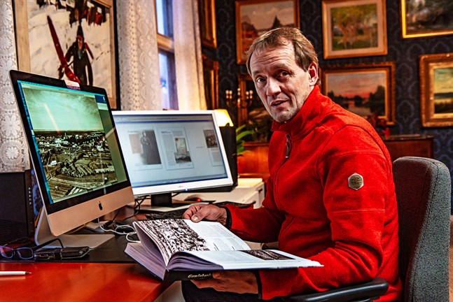 Henrik Forslund jobbade också med boken om Gamlakarleby stads historia del V. I fjol gav staden inga pengar för att göra klar boken om Karleby sockens historia IV, som i det här skedet finns bara på hans skärm.