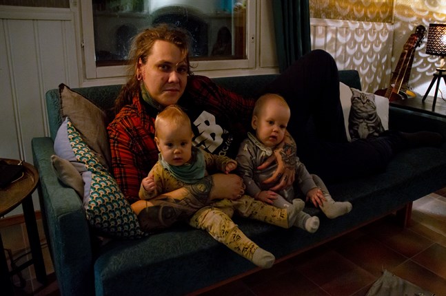 Kim Segervall njuter av tiden med tvillingarna Eir och Nestor.