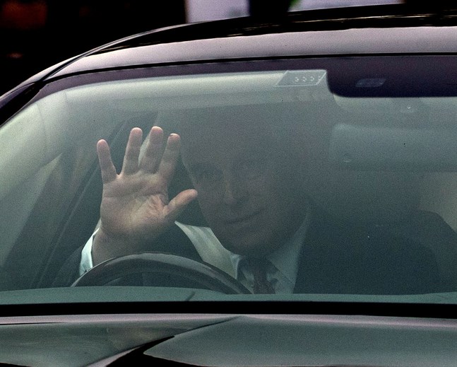 Prins Andrew lämnar sitt hem i Windsor i en bild från den 21 november.