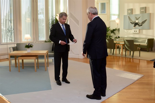 Statsminister Antti Rinne (SDP) lämnar in sin avskedsansökan till republikens president Sauli Niinistö.