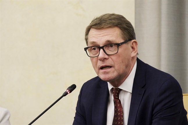 Riksdagens talman Matti Vanhanen (C) kommenterade på en presskonferens på tisdagen att en expeditionsregering inte kan fatta nya politiska beslut, men han hoppas att riksdagen ger ministrarna sitt stöd så att de kan ro i land EU-ordförandeskapet.