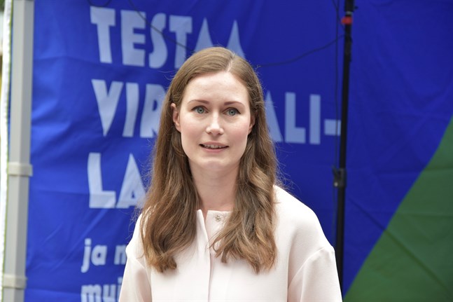 Kommunikationsminister Sanna Marin (SDP) tar morgonflyget hem till Finland på grund av regeringskrisen.