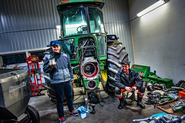 Martin och Greger Spik tog år 2019 FM guld i Farmsport 6000 klassen med sin John Deere 4255.
