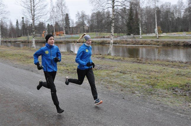 Gamlakarleby IF:s Kaisla Keiski och Jimi Rousu har för avsikt att delta i nyårsloppet.