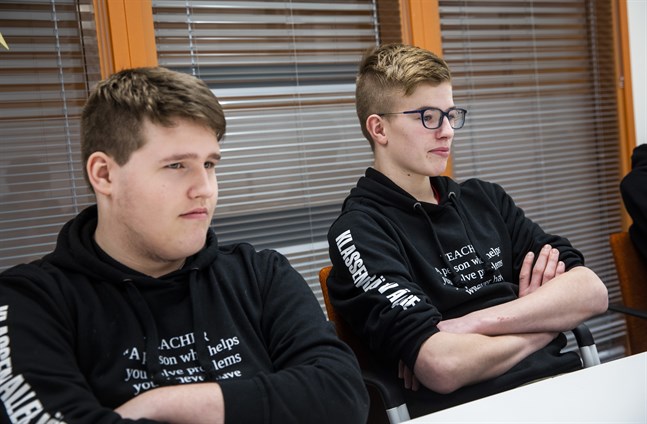 Hannes Back och Leo Lahtinen är inte förtjusta i att läsa böcker. De går i nian i Korsholms högstadium.