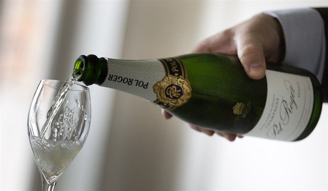 En flaska champagne kan komma att bli betydligt dyrare i USA framöver. Arkivbild.